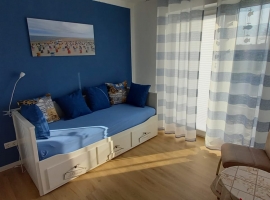 Kleines Schlafzimmer der Ferienwohnung Slumpschööt mit großem Kleiderschrank