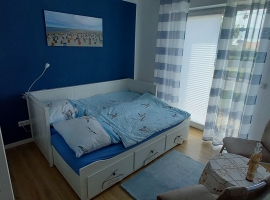 Kleines Zimmer mit ausziehbarem Bett