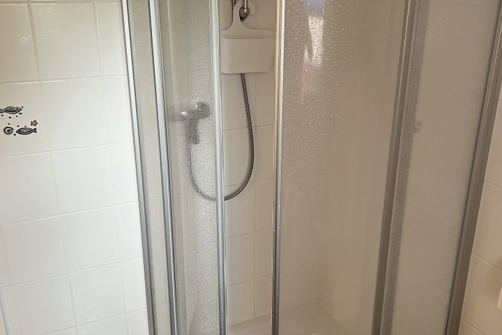 Dusche mit niedrigem Einstieg