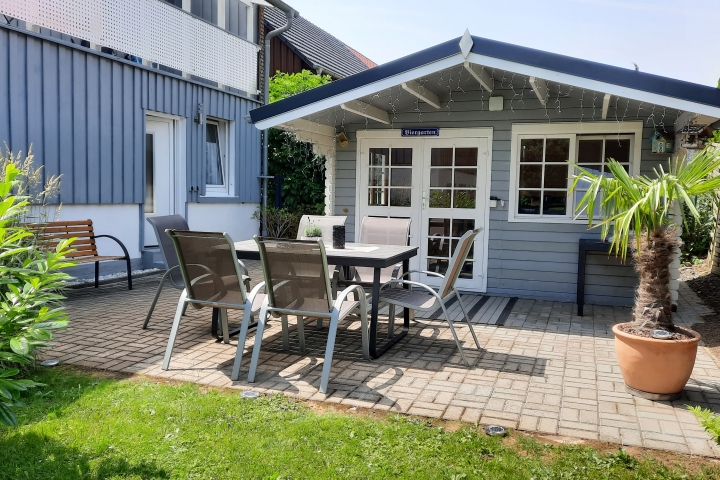 Gartenhaus mit Terrasse und Sitzecke