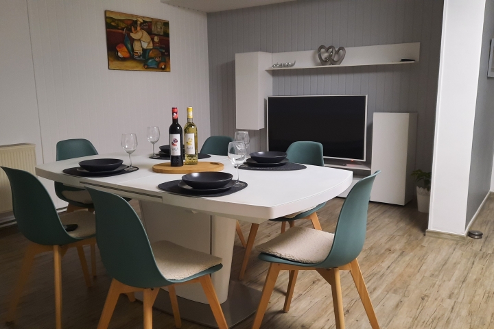 Sitzecke in der Küche mit TV und Holzofen UG