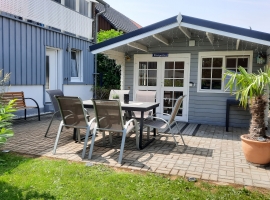 Gartenhaus mit Terrasse und Sitzecke