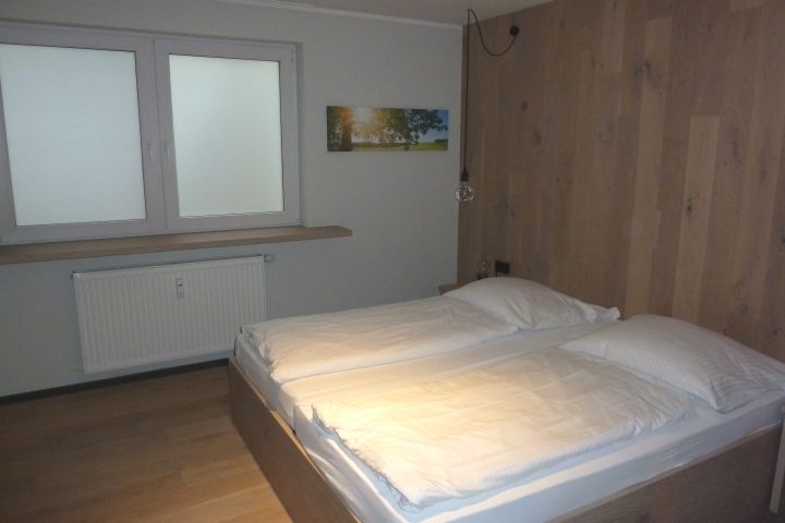 Großes Doppelbett im Schlafraum