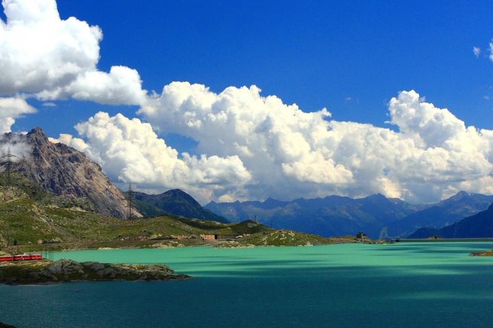Bernina Bahn (UNESCO Welterbe) am Lago Bianco