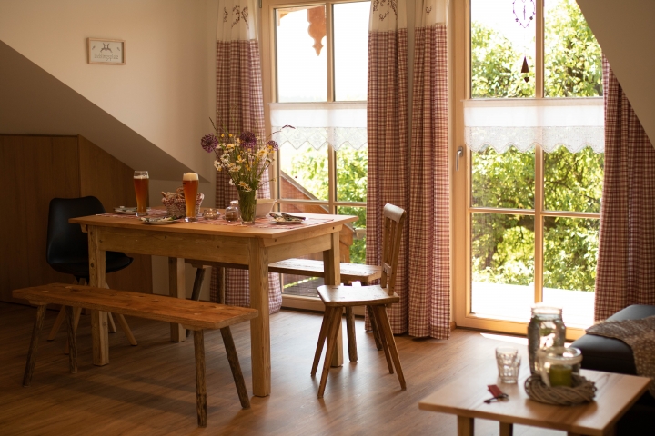 Fewo Bergblick | Wohn-Essbereich mit Balkon und Blick in die Berge.