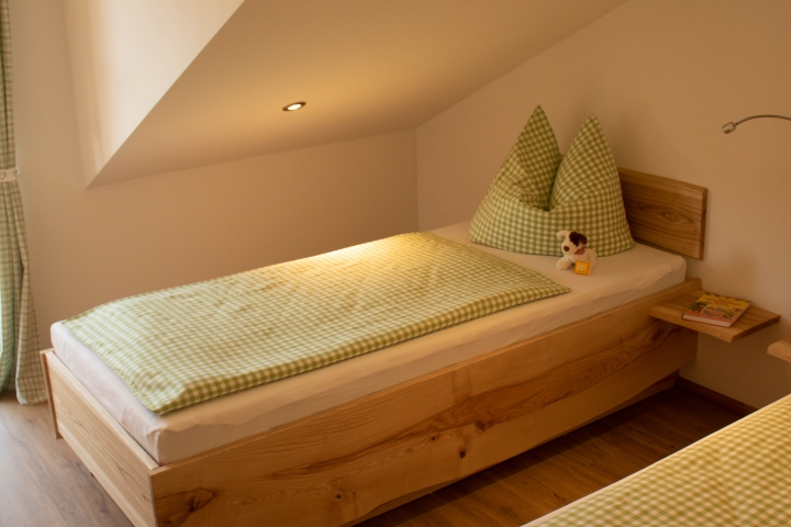 Schlafzimmer mit zwei Einzelbetten
