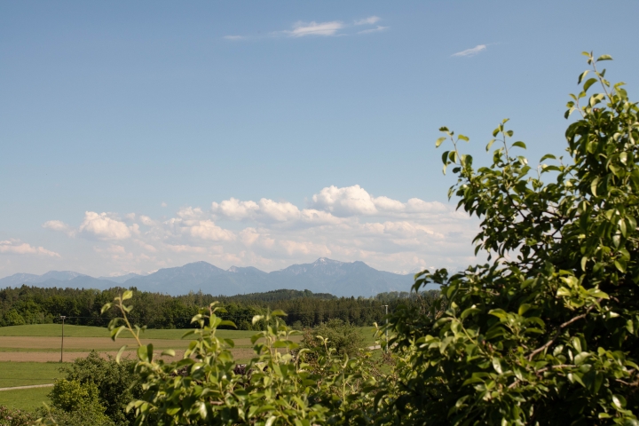 Blick vom Balkon aus in die Berge