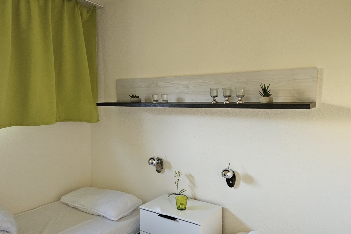 Behagliches Schlafzimmer mit stilvoller Deko und ruhiger Atmosphäre für erholsamen Schlaf.