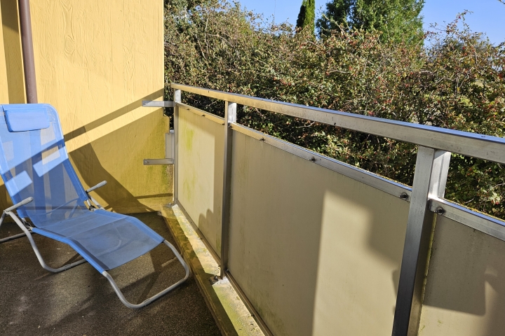 Südlicher Balkon mit zwei komfortablen Liegestühlen – ideal für sonnige Stunden und Entspannung.