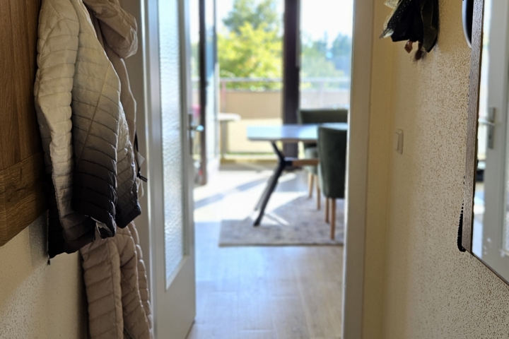 Im einladenden Flur sorgen Garderobe, Mützenablage und großer Spiegel für einen stilvollen Empfang.