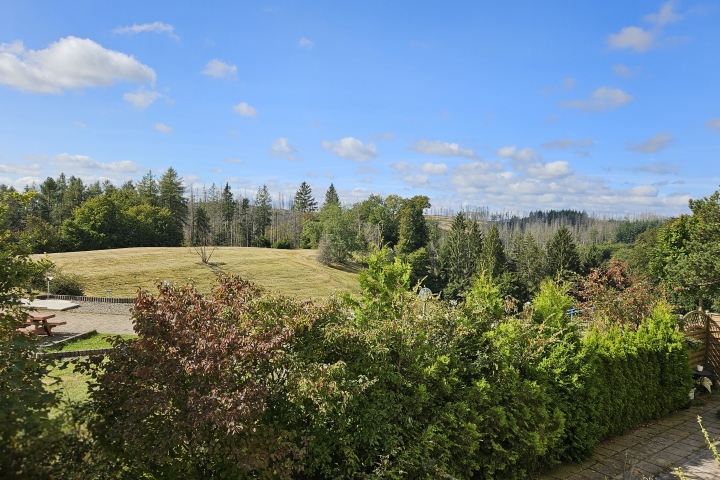 Panoramablick vom Balkon auf die idyllische Landschaft – ideal für ruhige Momente in der Natur.