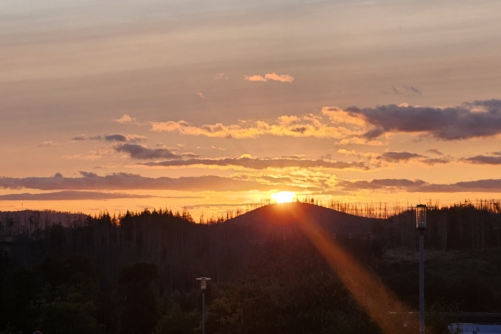 Romantischer Sonnenuntergang vom Balkon mit atemberaubendem Blick auf den Harz.