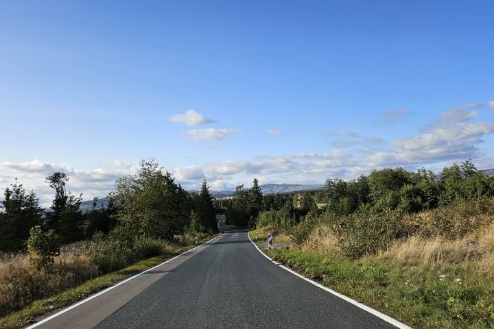 Beeindruckendes Panorama während der Autofahrt durch den Harz – Natur pur und weite Aussichten.