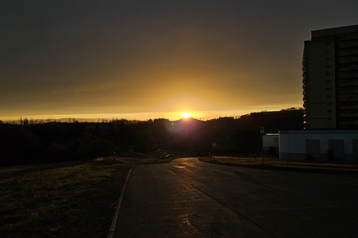 Stimmungsvoller Sonnenuntergang direkt am Haus – genießen Sie den Ausblick in den Abendstunden.