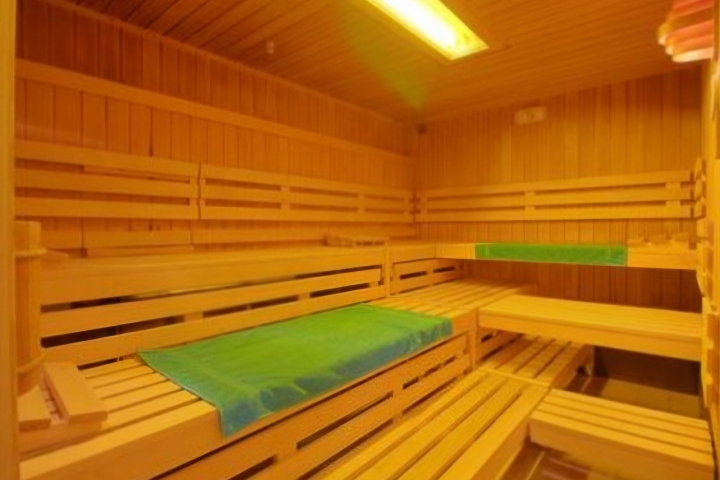 Entspannen Sie in der großzügigen finnischen Sauna und genießen Sie wohlige Wärme und Erholung.