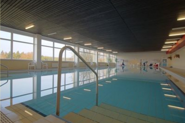 Beheiztes Schwimmbad (22 x 9 m) – ideal für entspannte Schwimmrunden und Erholung zu jeder Jahreszeit.