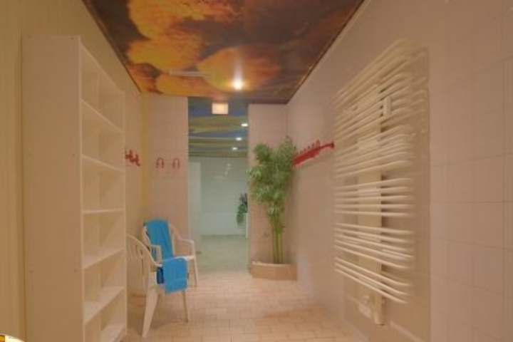Flur zu den drei Saunen – genießen Sie Dampfsauna, finnische Sauna und Bio-Sauna für pure Entspannung.