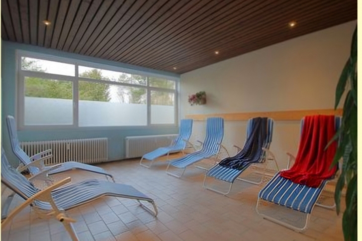Erholen Sie sich im hellen Ruheraum nach der Sauna und genießen Sie wohltuende Ruhe und Erholung.