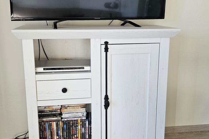 Zeitgemäßer TV-Bereich mit DVD-Sammlung und WLAN – für entspannte Abende und beste Unterhaltung.