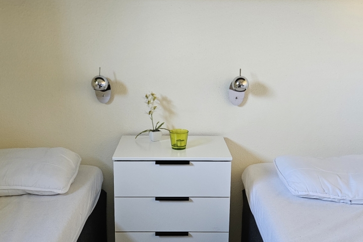 Gemütliches Schlafzimmer mit viel Stauraum und liebevollen Details für erholsame Nächte.