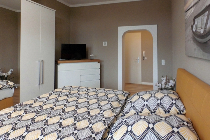 Schlafzimmer mit Blick zum Flur;