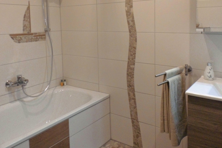 Badezimmer mit Badewanne und Duschmöglichkeit;