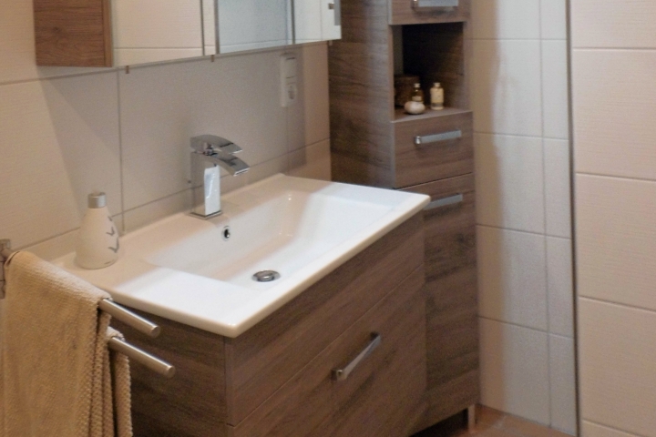 Badezimmer mit vielen Abstellmöglichkeiten;