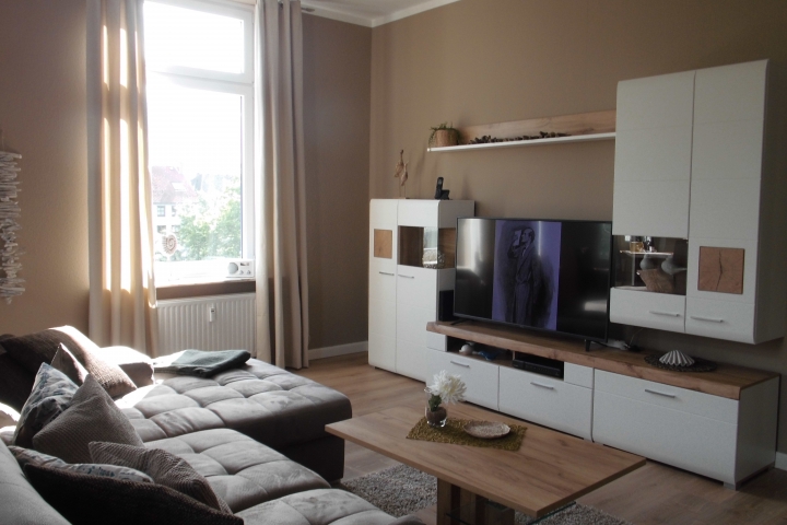 Wohnzimmer mit Blick zum TV;