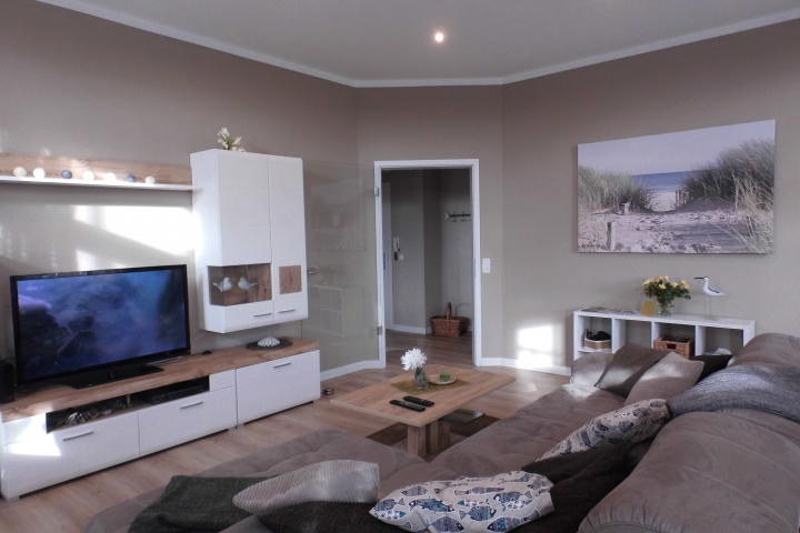 Wohnzimmer mit Blick zum Flur;