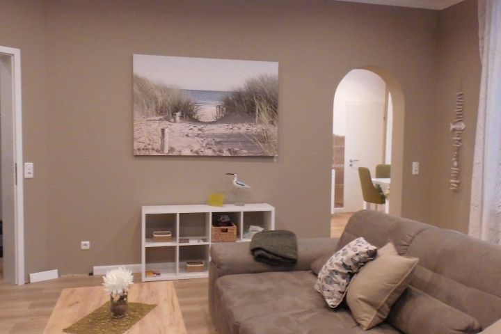 Wohnzimmer mit Blick zur Küche;