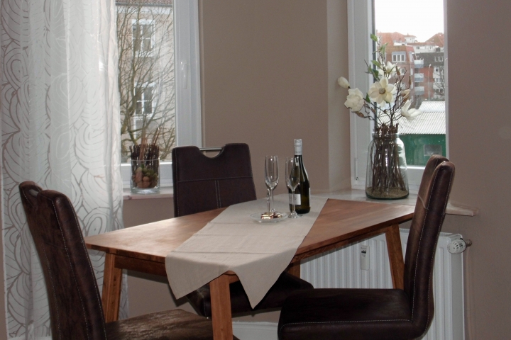 Wohnzimmer mit Essbereich im Erker;