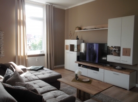 Wohnzimmer mit Blick zum TV;