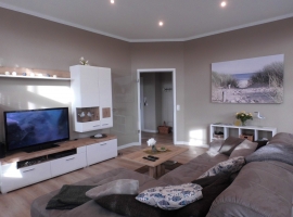 Wohnzimmer mit Blick zum Flur;