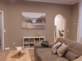 Wohnzimmer mit Blick zur Küche;