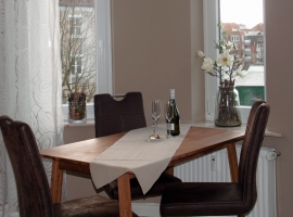 Wohnzimmer mit Essbereich im Erker;