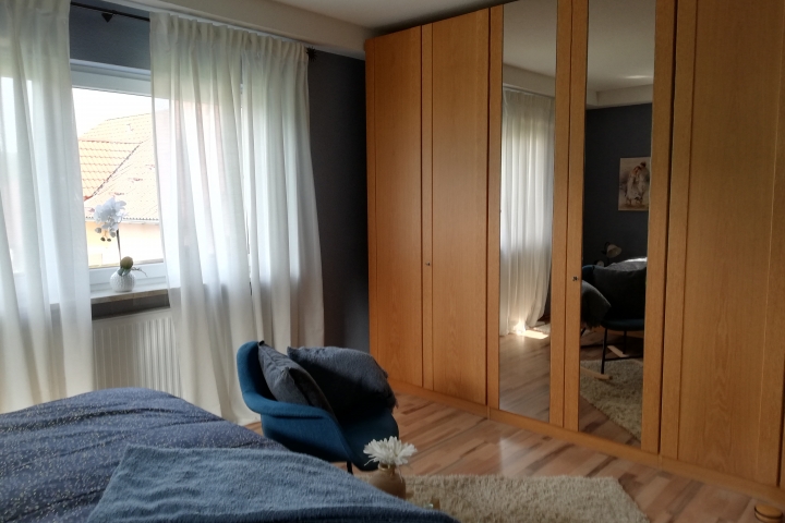 Schlafzimmer mit großem Kleiderschrank