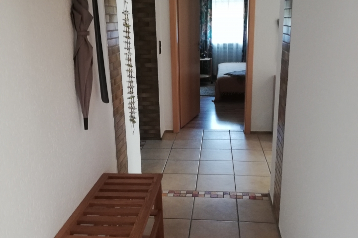 Flur mit Blick zum kleinen Schlafzimmer
