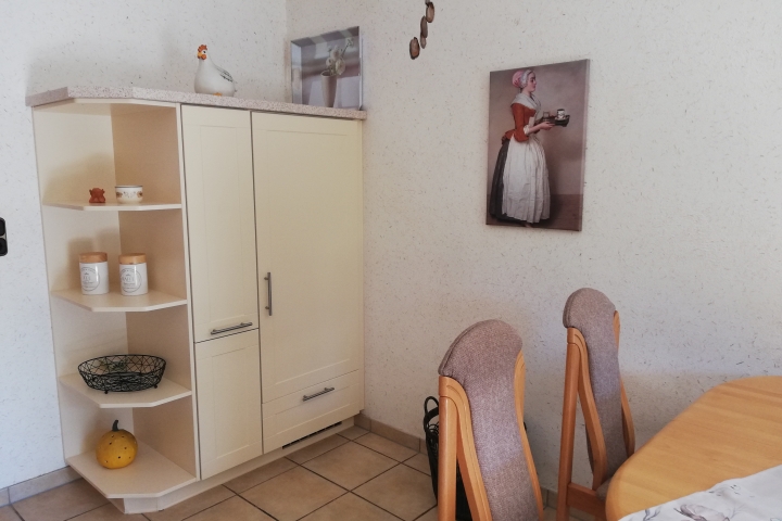 Küche mit großem Kühlschrank und Apothekerschrank