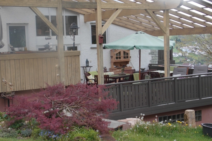 große überdachte Terrasse