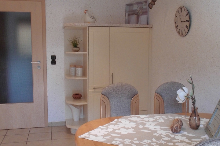Küche mit Blick zum großen Kühlschrank