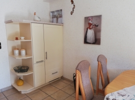 Küche mit großem Kühlschrank und Apothekerschrank