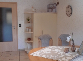 Küche mit Blick zum großen Kühlschrank