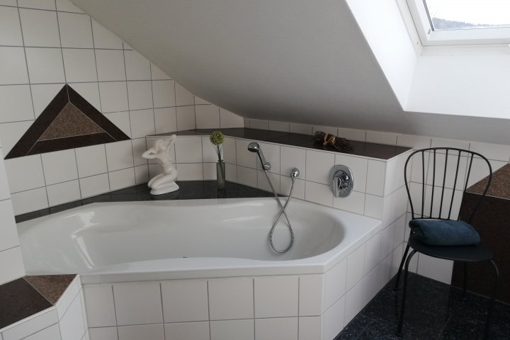 Bad mit großer Badewanne