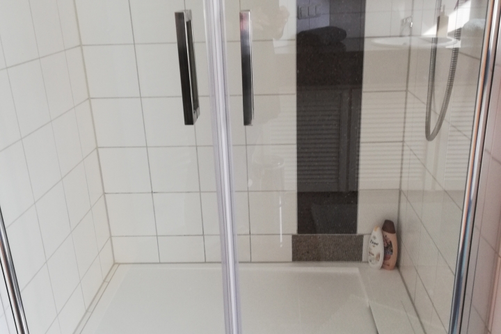 Dusche mit niedrigem Einstieg