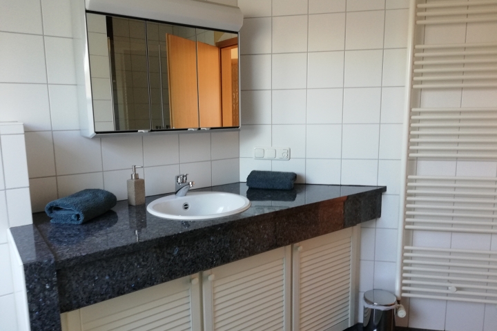 Waschbecken mit viel Stauraum