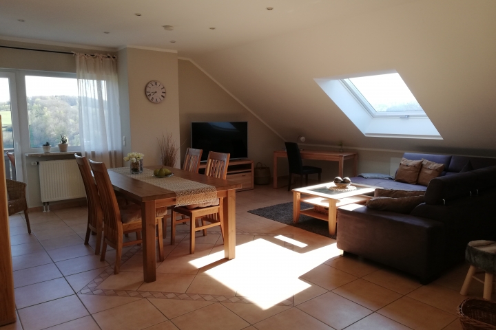 Großes Wohn- Esszimmer mit Ausgang zum 
kleinen Balkon