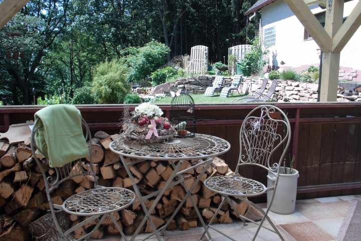 Terrasse mit Blick in den Garten