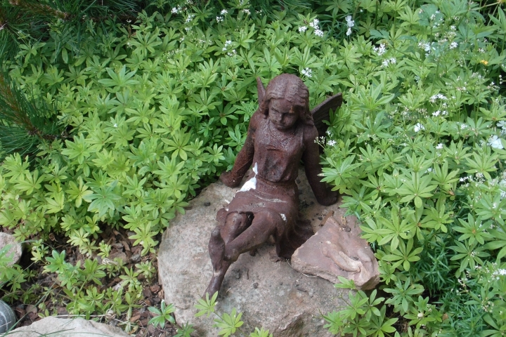 kleine Gartenelfe