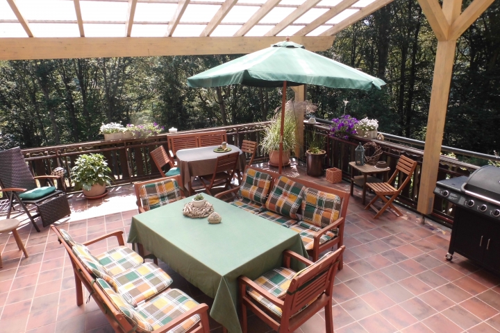 Große Terrasse mit Grill und Liegen für alle Gäste;