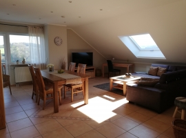 Großes Wohn- Esszimmer mit Ausgang zum 
kleinen Balkon